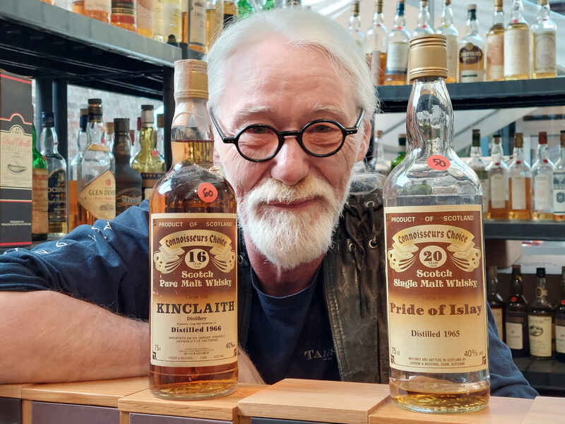 Jens Fahr mit Flaschen von No. 2 - Die Altstadtkneipe